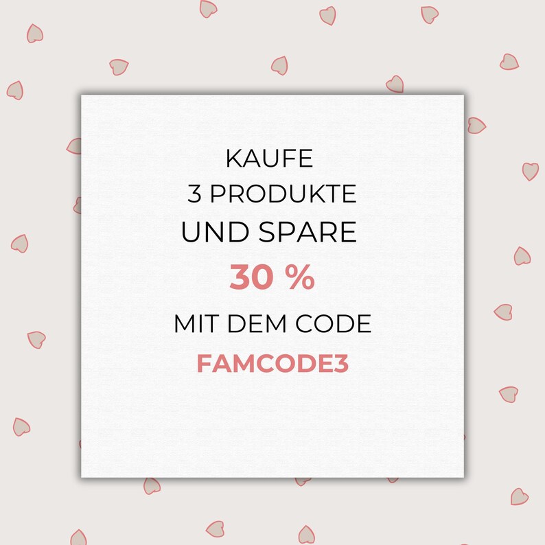 Puede incluir: Un cuadrado blanco con texto rosa sobre un fondo beige claro con un patr&oacute;n de corazones rosas. El texto dice "Kaufe 3 Produkte und spare 30% mit dem Code FAMCODE3".