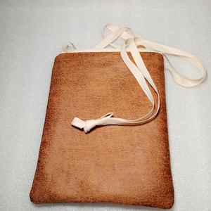 Vegan Leder Handytasche / Gassitasche, weiches Kunstleder, Reißverschluss oben, handgemacht, kleine Umhängetasche, Vegan Geschenk