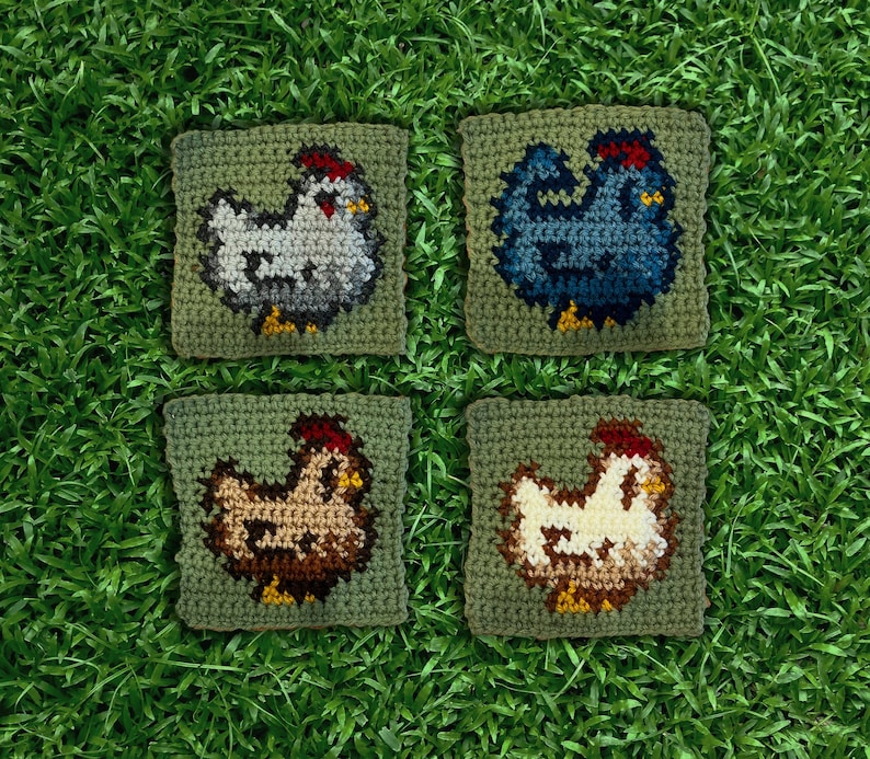 Puede incluir: Cuatro parches bordados de forma cuadrada que representan pollos de diferentes colores. Los parches son verdes con puntadas blancas y presentan un pollo blanco, un pollo azul, un pollo marr&oacute;n y un pollo blanco.