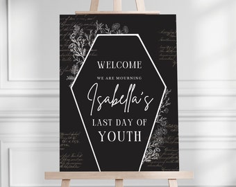 Puede incluir: Un cartel de bienvenida en blanco y negro con un marco geométrico y detalles florales. El texto dice "Bienvenido, Estamos de luto por el último día de juventud de Isabella."