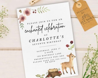 Op de afbeelding: Een witte uitnodigingskaart met een aquarel-illustratie van een hert, bloemen en bessen. De tekst luidt: "U bent van harte uitgenodigd voor een betoverende viering van Charlotte's zevende verjaardag. Zaterdag 17 juni, 14:00 uur, 123 Birthday Lane, Presentville PE21 8HU. Stuur een sms naar 555-555-5555 om uw aanwezigheid te bevestigen."