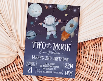 Può includere: Un invito di compleanno a tema spaziale blu e viola con un astronauta dei cartoni animati, un razzo e pianeti. Il testo recita "TWO the MOON Join us to celebrate BLAKE'S 2ND BIRTHDAY Saturday September 21 2PM to 4PM SEB'S HOUSE 123 MOONBEAM AVENUE LOS ANGELES, CA RSVP TO JENNIFER 123-456-7890".