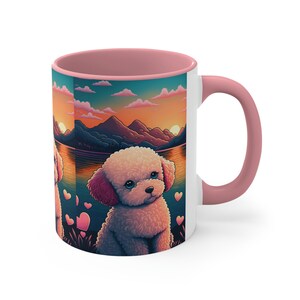 Puede incluir: Una taza de cerámica blanca con un borde y un asa de color rosa. La taza presenta una ilustración colorida de un pequeño caniche blanco sentado en un campo con una puesta de sol en el fondo. El caniche tiene orejas rosas y ojos azules. Hay pequeños corazones rosas esparcidos alrededor del caniche.