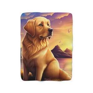 Puede incluir: Un perro golden retriever sentado en una colina cubierta de hierba con vistas a un lago al atardecer. El cielo es una mezcla de morado, naranja y rosa, y hay mariposas volando en el aire.