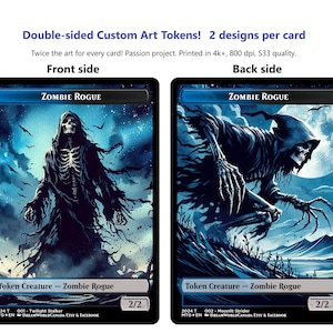Op de afbeelding: Dubbelzijdige aangepaste kunst-tokenkaart met een zombie-rogue-wezen met een skeletachtig uiterlijk. De voorkant toont het wezen staand met een blauwe en witte achtergrond. De achterkant toont het wezen in een hurkende positie met een blauwe en witte achtergrond. De kaarttekst luidt "Zombie Rogue" en "Token Creature - Zombie Rogue".