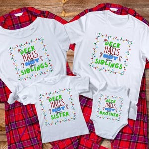 Puede incluir: Camisetas blancas y un body con el texto "Deck the Halls and NOT Your Siblings", "Deck the Halls and NOT Your Sister", y "Deck the Halls and NOT Your Brother" en un marco de luces navideñas. Pantalones de pijama de cuadros rojos en el fondo.