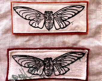 セミのプリントパッチ // ハンドメイドのリノカットブロックプリントで縫い付けた昆虫/虫パッチアップリケ。ジャケット/バッグ用。フェルト裏地付き。