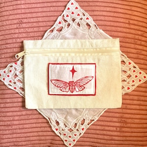 Bolso de lona con cremallera con forma de cigarra, insecto y estrella // Bolso de maquillaje/cartera/estuche para lápices pequeño hecho a mano con estampado en bloque de estilo brujería/whimsigoth/bohemio con parche rojo
