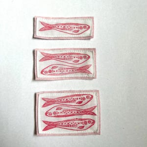 Rosa Sardinen Fisch Aufnäher // handgemachter Linolschnitt Blockdruck zum Aufnähen für Jacke/Hut mit Wollfilz auf der Rückseite