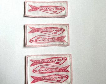 Patch imprimé poisson sardine rose // impression linogravure faite main à coudre sur patch marin pour veste/chapeau avec support en feutre de laine mélangée