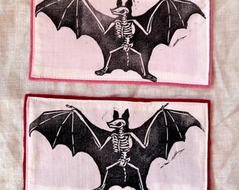 Toppa stampata con scheletro di pipistrello // toppa gotica/halloween stampata a mano con linoleum, da cucire, applicata su giacca/borsa con supporto in feltro