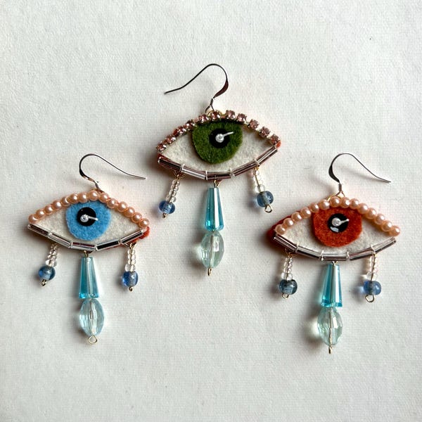 Orecchini con perline a forma di occhio che piange // orecchini con perline in feltro ricamate a mano, gioielli fatti a mano, stile gotico/stregonesco/boho, argento sterling