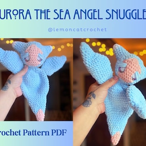 Könnte beinhalten: Ein Häkelmuster-PDF für ein blaues und rosa Seeengel-Kuscheltier. Das Spielzeug hat große Flügel und einen kleinen Körper mit einem sternförmigen Kopf. Das Muster ist auf Etsy im Shop @lemoncatcrochet erhältlich.