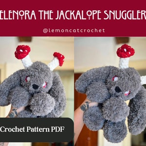 Puede incluir: Un juguete de peluche gris con forma de jackalope con detalles de hongos rojos y blancos. El juguete tiene ojos bordados rojos y una nariz negra. El texto "ELENORA THE JACKALOPE SNUGGLER" y "@lemoncatcrochet" se muestran encima del juguete. El texto "Crochet Pattern PDF" se muestra debajo.