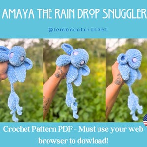 Può includere: Un modello di uncinetto PDF per un peluche a forma di goccia di pioggia in uncinetto blu chiamato Amaya. Il modello è disponibile per il download sul web. Il modello è di @lemoncatcrochet.