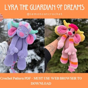 Puede incluir: Se muestran dos muñecos de ganchillo, uno morado y otro rosa. Los muñecos tienen orejas grandes, cuernos y extremidades largas. El texto "LYRA THE GUARDIAN OF DREAMS" y "@lemoncatcrochet" son visibles. La parte inferior de la imagen dice "Crochet Pattern PDF - MUST USE WEB BROWSER TO DOWNLOAD."