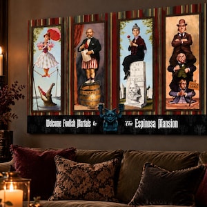 K&ouml;nnte beinhalten: Ein rechteckiger Wandkunstdruck mit vier vertikalen Paneelen, die Figuren in einem Herrenhaus zeigen. Der Text lautet Welcome Foolish Mortals to The Espinosa Mansion. Das Kunstwerk zeigt eine Seilt&auml;nzerin, einen Mann auf einem Dynamitfass, eine Person auf einem Grabstein und drei vertikal gestapelte Figuren mit einem Treibsand-Schild.