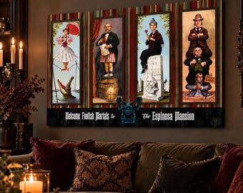 Könnte beinhalten: Ein rechteckiger Wandkunstdruck mit vier vertikalen Paneelen, die Figuren in einem Herrenhaus zeigen. Der Text lautet Welcome Foolish Mortals to The Espinosa Mansion. Das Kunstwerk zeigt eine Seiltänzerin, einen Mann auf einem Dynamitfass, eine Person auf einem Grabstein und drei vertikal gestapelte Figuren mit einem Treibsand-Schild.