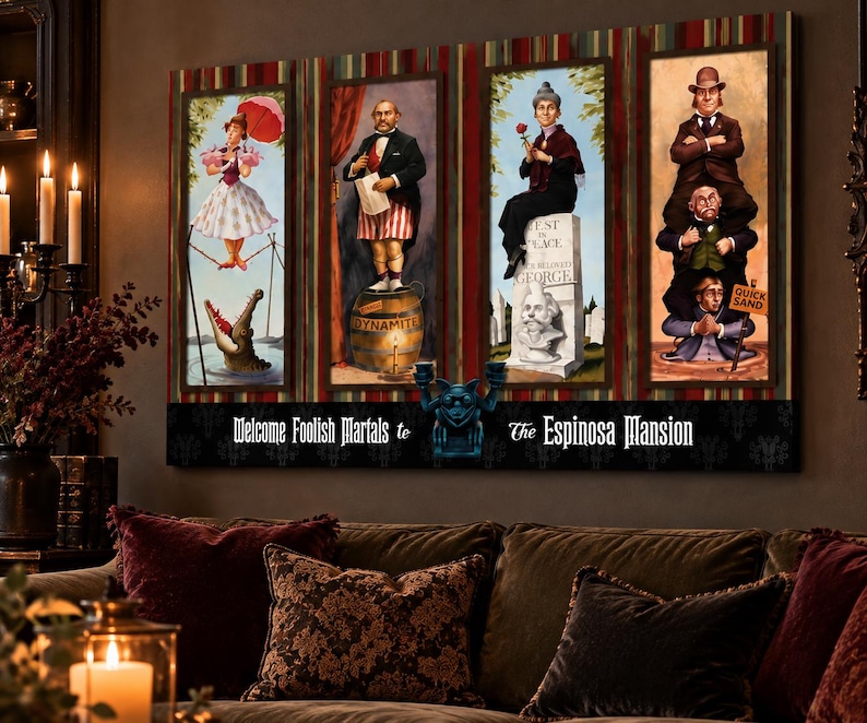 K&ouml;nnte beinhalten: Ein rechteckiger Wandkunstdruck mit vier vertikalen Paneelen, die Figuren in einem Herrenhaus zeigen. Der Text lautet Welcome Foolish Mortals to The Espinosa Mansion. Das Kunstwerk zeigt eine Seilt&auml;nzerin, einen Mann auf einem Dynamitfass, eine Person auf einem Grabstein und drei vertikal gestapelte Figuren mit einem Treibsand-Schild.