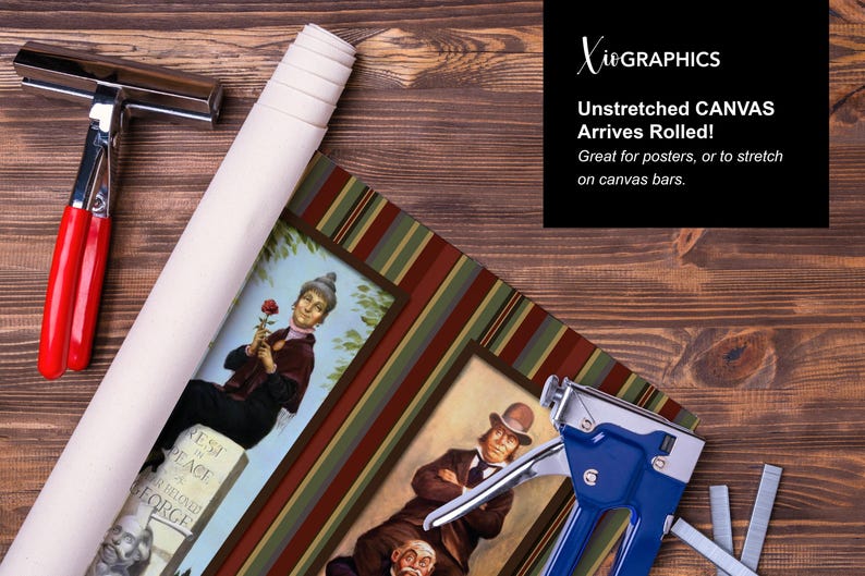 K&ouml;nnte beinhalten: Ein ungespannter Leinwanddruck mit gestreiftem Rand und zwei gerahmten Portr&auml;ts von Figuren in Vintage-Kleidung, begleitet von einer silbernen Leinwandzange mit roten Griffen, einer blauen Tackerpistole und Klammern, mit dem Text XioGRAPHICS.
