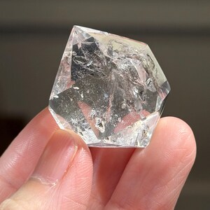 Small Water-Clear Enhydro Quartz with Black Moving Bubble | Beautiful Tiny Rainbow Sparks | Double Terminated 18.8g Polished