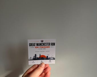 Imán personalizado de la Great Manchester Run / Regalo personalizado para quienes finalicen la carrera / Recuerdo de running / Exhibición de tiempo y dorsal de maratón / Regalo para corredores