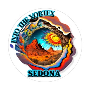 Peut inclure: Un design abstrait coloré avec un effet de vortex, mettant en scène un paysage de formations rocheuses rouges et un soleil éclatant. Le texte "Into the Vortex Sedona" est écrit en bleu et blanc.