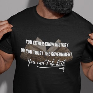 Verschwörung Shirt, Geschichte Shirt, Vertraue der Regierung, denke, während es immer noch legal ist, Fun Fact Shirt, Die Regierung lügt
