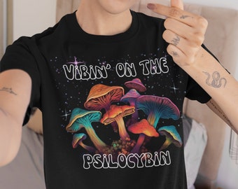 Vibin auf dem Psilocybin Shirt, Pilz Shirt, Botanisches Shirt, Psychedelisches Shirt, Magische Pilze, Festival Shirt, Gaming