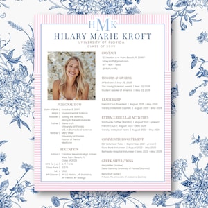 Può includere: Un modello di curriculum vitae con un bordo a righe rosa e bianco e uno sfondo floreale. Il curriculum include una foto, informazioni di contatto, istruzione e attività extrascolastiche. Il nome "HILARY MARIE KROFT" è in alto.