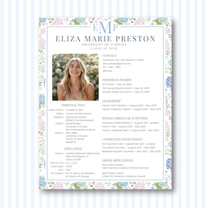 Puede incluir: Un curr&iacute;culum vitae con una foto de Eliza Marie Preston, estudiante de la Universidad de Florida, clase de 2030. Incluye informaci&oacute;n de contacto, honores, roles de liderazgo, actividades extracurriculares, participaci&oacute;n comunitaria y afiliaciones griegas. El dise&ntilde;o presenta un borde floral.