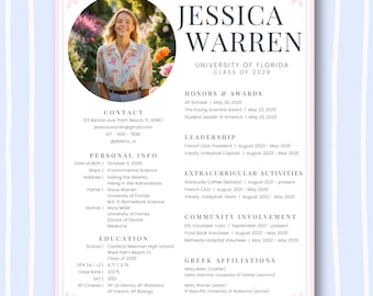 Puede incluir: Una plantilla de currículum vitae rosa y blanca con un diseño floral. El currículum es para Jessica Warren, estudiante de la Universidad de Florida, clase de 2029. El currículum incluye información de contacto, información personal, educación, honores y premios, liderazgo, actividades extracurriculares, participación comunitaria y afiliaciones griegas.