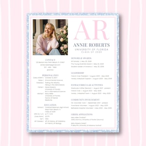 以下が含まれることがあります： 笑顔の人物の写真が特徴の履歴書テンプレート。名前は「Annie Roberts」で、学歴、表彰、課外活動の詳細が記載されています。デザインは、薄い青色の花のボーダーとピンクのアクセントで構成されています。