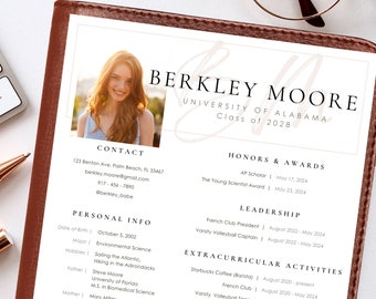 Puede incluir: Un anuncio de graduación para Berkley Moore, graduada de la Universidad de Alabama, clase de 2028. El anuncio incluye información de contacto, información personal, honores y premios, roles de liderazgo, actividades extracurriculares y participación comunitaria.