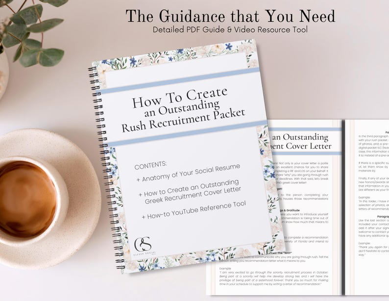 Puede incluir: Un folleto encuadernado en espiral titulado "How To Create an Outstanding Rush Recruitment Packet" con un dise&ntilde;o floral. El contenido incluye anatom&iacute;a del curr&iacute;culum social y creaci&oacute;n de cartas de presentaci&oacute;n. Una taza de caf&eacute; est&aacute; a la izquierda.