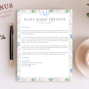 Puede incluir: Un membrete con un borde floral con el texto "ELIZA MARIE PRESTON, UNIVERSITY OF FLORIDA, CLASS OF 2030." Un bol&iacute;grafo negro y una taza de caf&eacute; est&aacute;n sobre la mesa. Las palabras "BONUS Cover Letter Template" est&aacute;n en la esquina superior izquierda.
