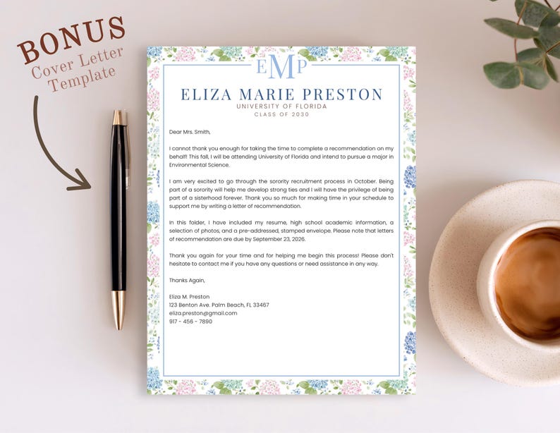 Puede incluir: Un membrete con un borde floral con el texto "ELIZA MARIE PRESTON, UNIVERSITY OF FLORIDA, CLASS OF 2030." Un bol&iacute;grafo negro y una taza de caf&eacute; est&aacute;n sobre la mesa. Las palabras "BONUS Cover Letter Template" est&aacute;n en la esquina superior izquierda.
