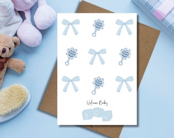 Carte de voeux de baby shower de style coquette, bienvenue de petit garçon, carte bleue avec noeuds et hochets pour nouvelle maman et papa, carte de félicitations pour bébé