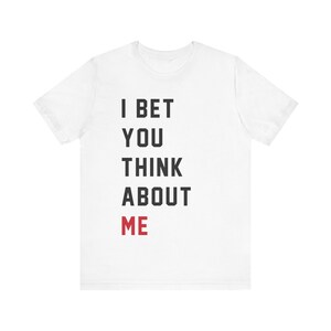 Ich wette, du denkst an mich | Rotes Tour-Shirt der neuen Internationalen Ära | Taylor Swift | Swiftie | Unisex T-Shirt | Kostenloser Versand