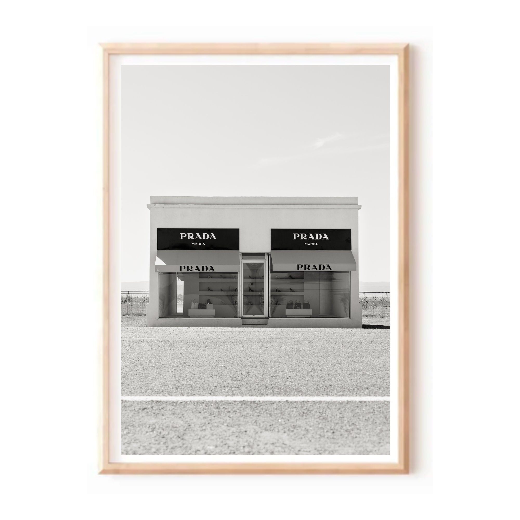 Poster « Prada marfa » avec lettres dorées sur fond marbre