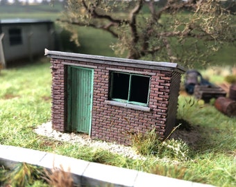 LX469-OO Small Brick Lineside Huts/Sheds (Pack of 2) For OO Gauge Model Railway & 1:76 Scale