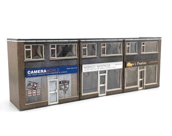 KX089-OO Low Relief 1970s Terraced Shops For OO Gauge Model Railway & 1:76 Scale