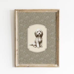 Peut inclure: Impression encadrée avec une illustration sépia d'un chien moelleux assis. Le chien est centré sur une plaque crème arquée sur un fond à motifs floraux. Le cadre est de couleur marron clair vieilli.