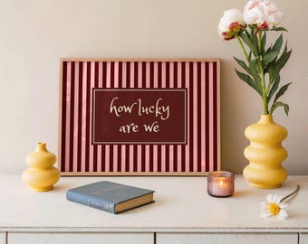 How Lucky Are We Print, Kastanienbraun und Rosa gestreiftes Zitat (Digitaler Download)