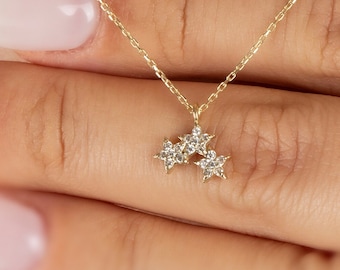 Micro Pave Dreifach Sterne Halskette in Gold • 14k Gold 3 Sterne Halskette • Sparkle Drei-Stern-Diamant-Anhänger • Himmlisches Weihnachtsschmuck Geschenk