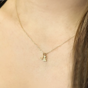 Collar con inicial con dije de niña y niño • Collar de oro personalizado para mamá • Regalo de joyería de Navidad • Collar con letras de oro macizo de 14 quilates