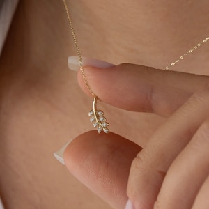 Collana in foglia d&#39;oro massiccio 14K • Collana delicata con foglie d&#39;albero in oro • Collana con foglie scintillanti in CZ • Regalo per gli amanti della natura per la mamma • Gioielli per gli amanti delle piante