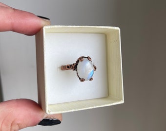 Moonstone Ring, wire wrapped ring, anello in rame con Labradorite bianca, prong ring, crystal healing