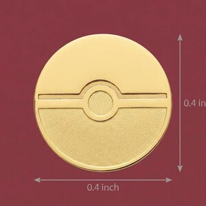 Peut inclure: Un embl&egrave;me circulaire en m&eacute;tal dor&eacute; pr&eacute;sentant une ligne horizontale et un cercle central, rappelant le design d'une sph&egrave;re. L'objet mesure 1,02 cm de hauteur et 1,02 cm de largeur, avec une moiti&eacute; sup&eacute;rieure lisse et une moiti&eacute; inf&eacute;rieure textur&eacute;e.