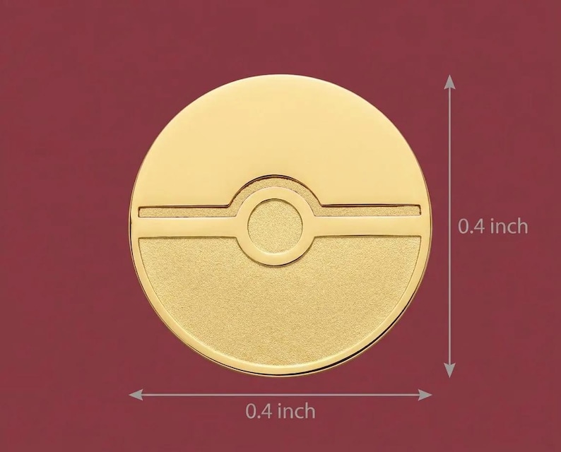 Peut inclure: Un embl&egrave;me circulaire en m&eacute;tal dor&eacute; pr&eacute;sentant une ligne horizontale et un cercle central, rappelant le design d'une sph&egrave;re. L'objet mesure 1,02 cm de hauteur et 1,02 cm de largeur, avec une moiti&eacute; sup&eacute;rieure lisse et une moiti&eacute; inf&eacute;rieure textur&eacute;e.